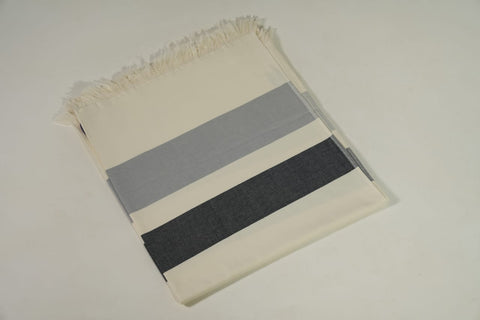 مفرش بيور : مفرش قطن أبيض ولمسات رمادية