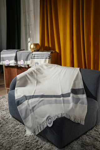 مفرش بيور : مفرش قطن أبيض ولمسات رمادية