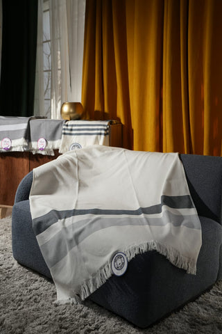 مفرش بيور : مفرش قطن أبيض ولمسات رمادية