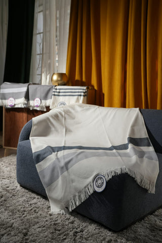 مفرش بيور : مفرش قطن أبيض ولمسات رمادية